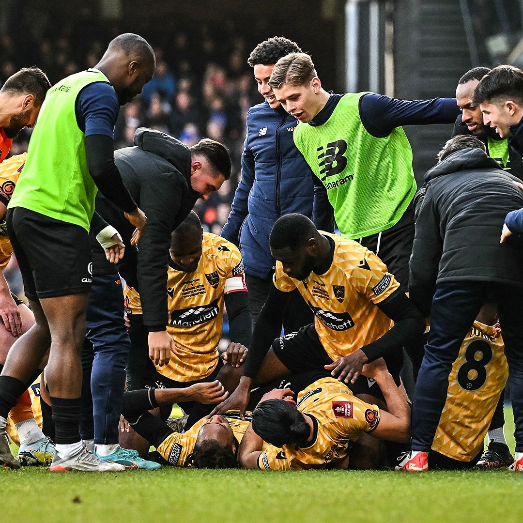 包含足总杯今晨再迎强敌；拜仁慕尼黑门线救险；主帅态度：底气十足；赛程密集仍需轮换的词条