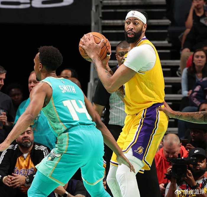 里昂发布备战花絮，清晨更衣室发声，NBA季后赛任务艰巨，控场能力受关注(法乙洛里昂对朗斯)